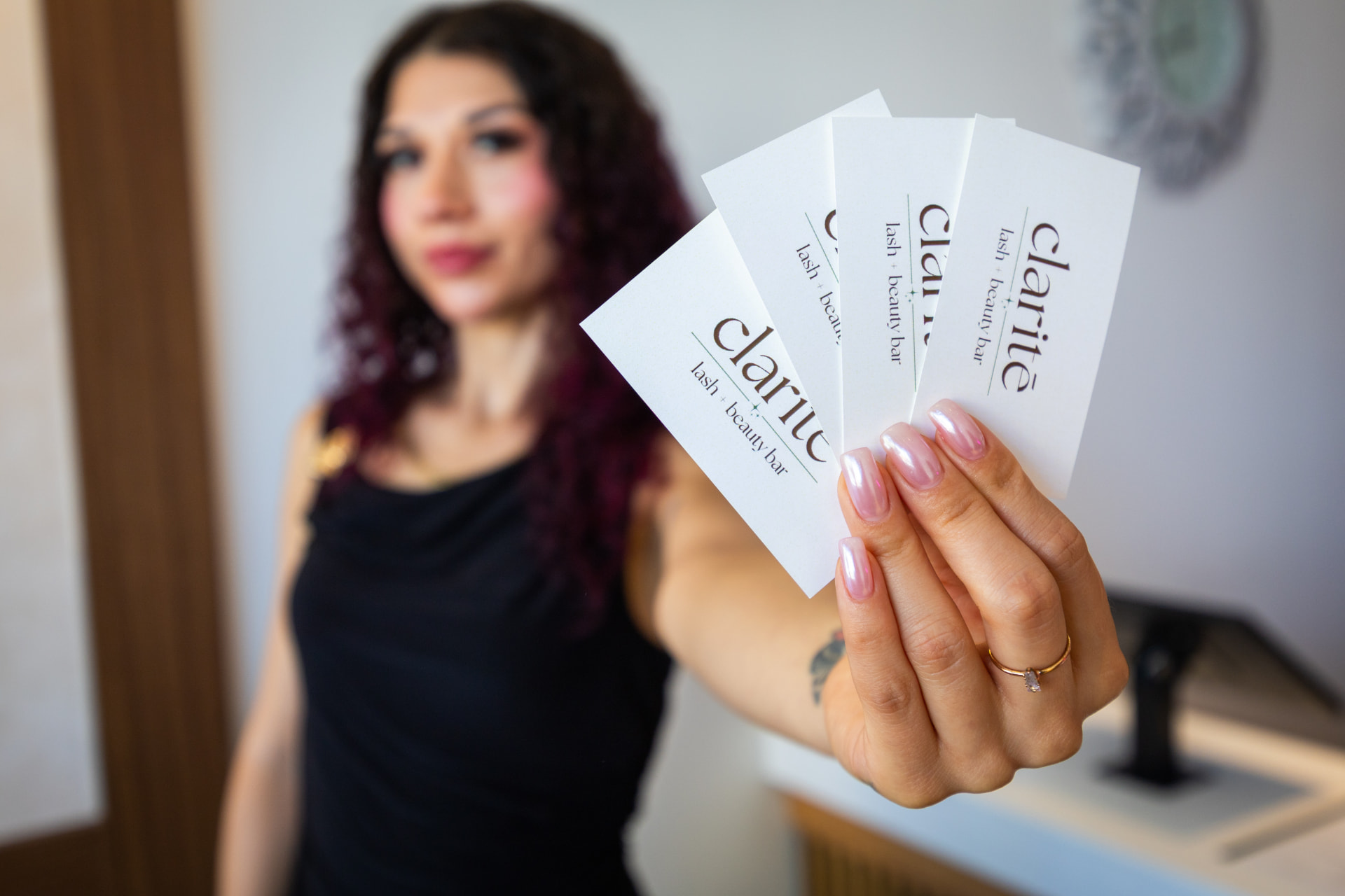 lash artist holding claritē business cards